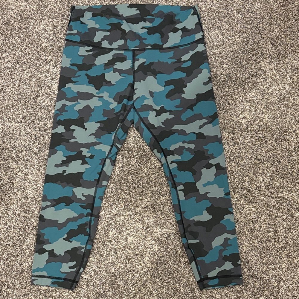 lululemon athletica women’s teal camo capri leggings